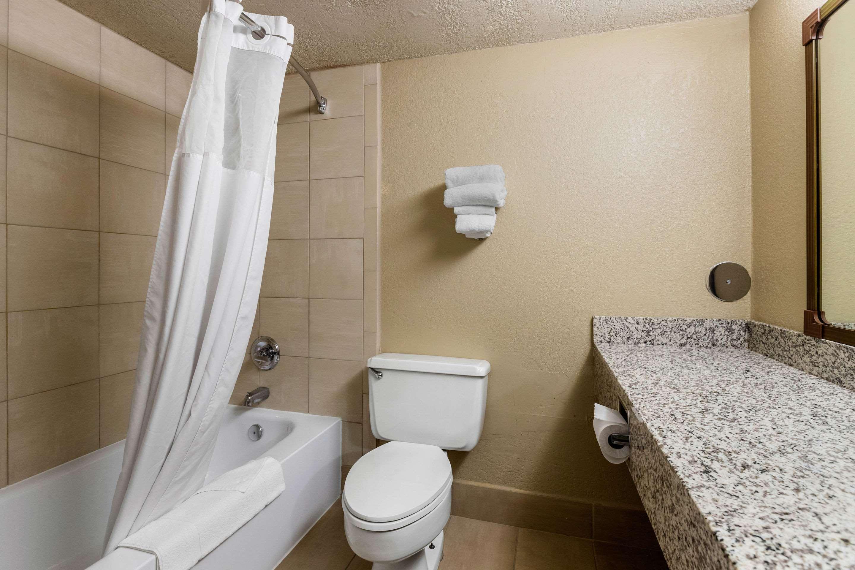 Quality Inn & Suites Des Moines - Merle Hay Road Urbandale Exteriér fotografie